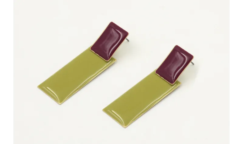 Pendientes perno rectangulo esmlatado morado y col