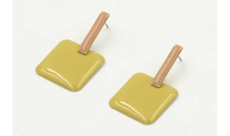 Pendientes perno listín esmlatado arena con colgan