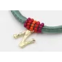 Pulsera seda verde con aritos de abalorio morado,n