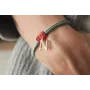 Pulsera seda verde con aritos de abalorio morado,n