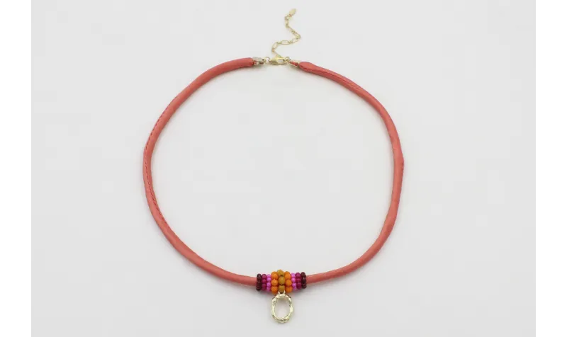 Collar seda salmón con aritos de abalorio granate,