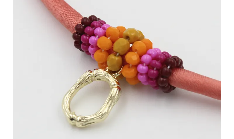 Collar seda salmón con aritos de abalorio granate,