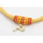 Collar seda amarillo con aritos de abalorio naranj
