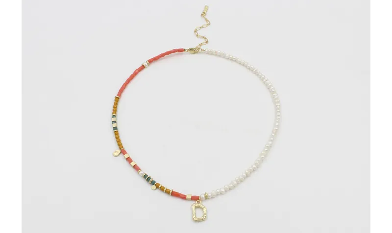 Collar con tubos facetados salmón, bolas mostazas,
