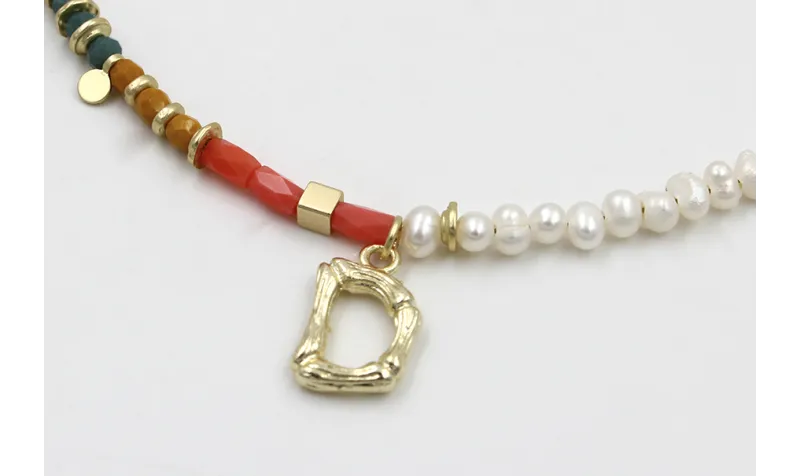 Collar con tubos facetados salmón, bolas mostazas,