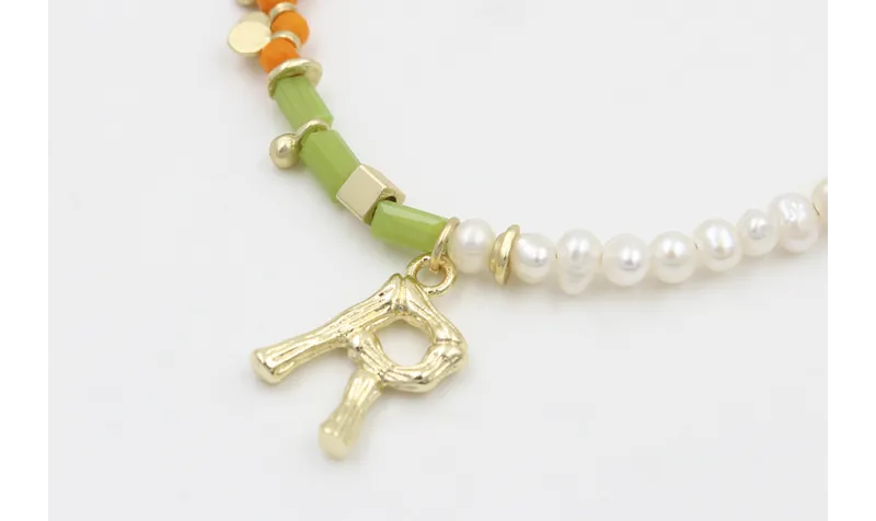 Pulsera con rectangulos facetados verdes, bolas mo