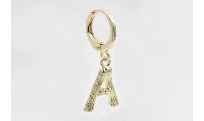 Singel earring cierre aro dorado, colgante letra A