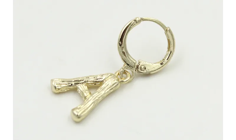 Singel earring cierre aro dorado, colgante letra A