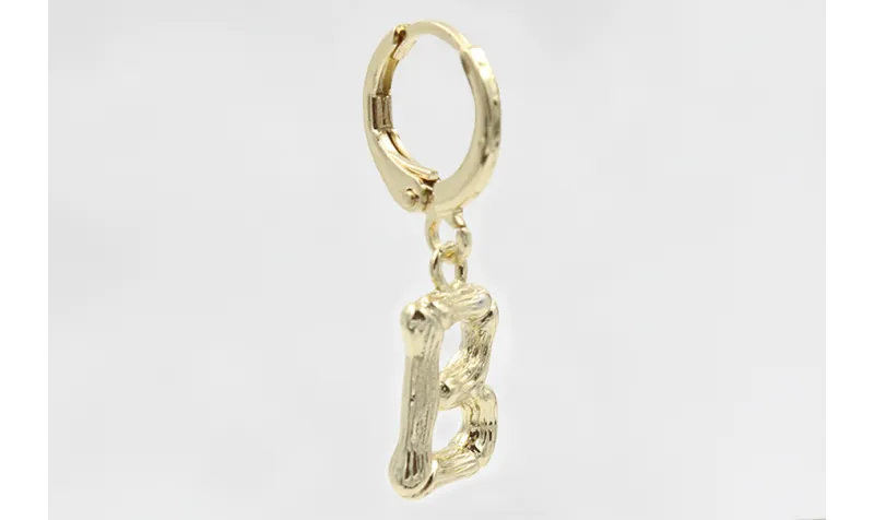 Singel earring cierre aro dorado, colgante letra B