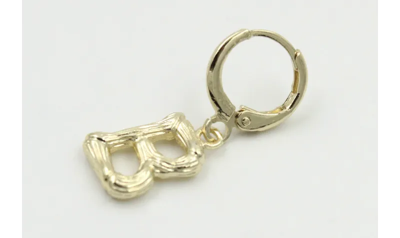 Singel earring cierre aro dorado, colgante letra B