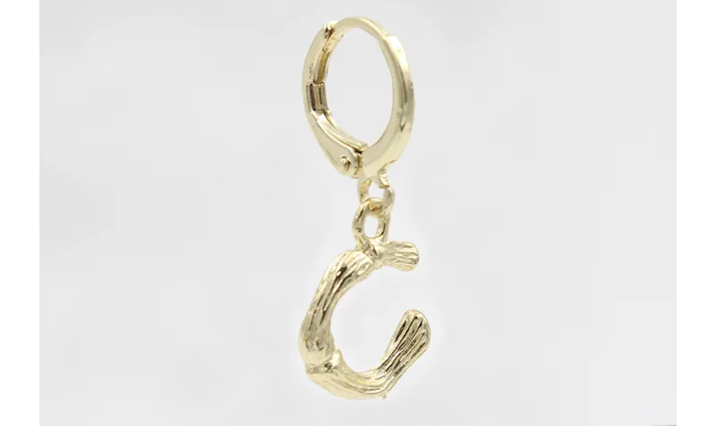 Singel earring cierre aro dorado, colgante letra C