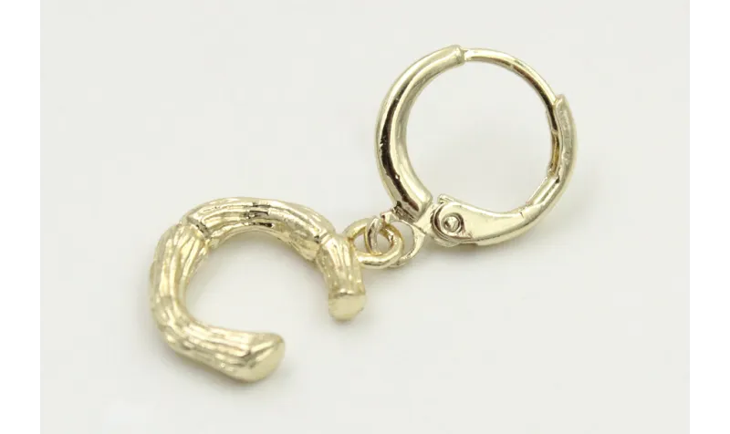 Singel earring cierre aro dorado, colgante letra C