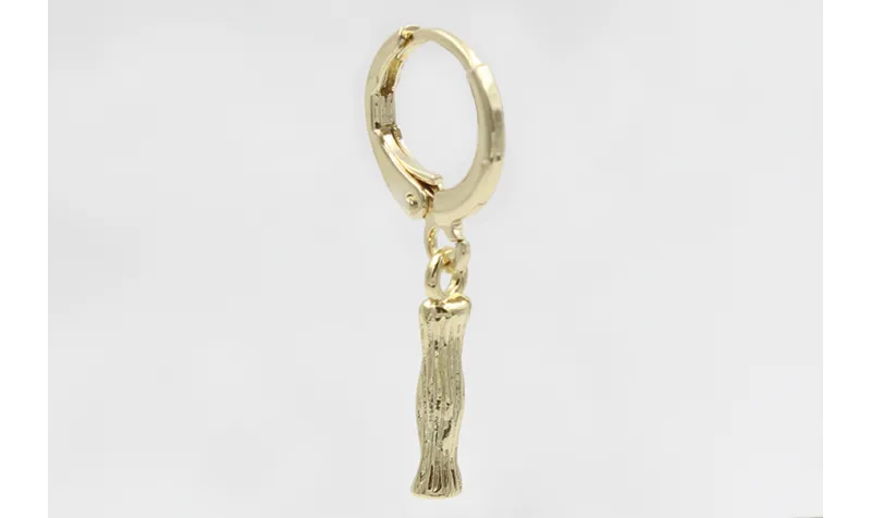 Singel earring cierre aro dorado, colgante letra I