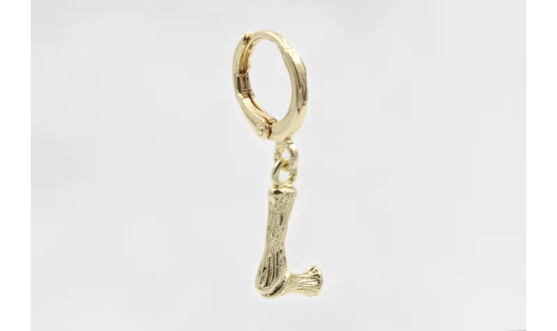 Singel earring cierre aro dorado, colgante letra L