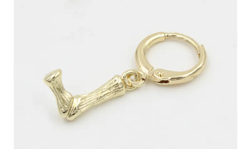 Singel earring cierre aro dorado, colgante letra L
