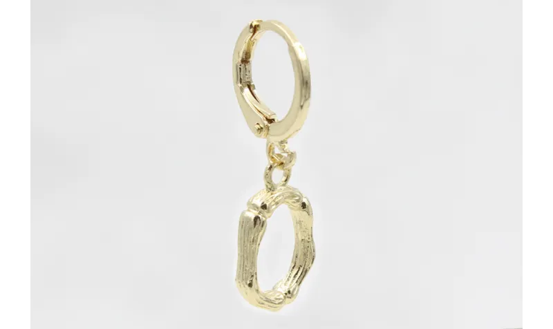 Singel earring cierre aro dorado, colgante letra O