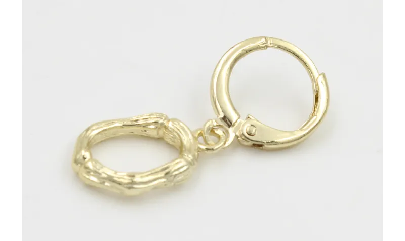 Singel earring cierre aro dorado, colgante letra O