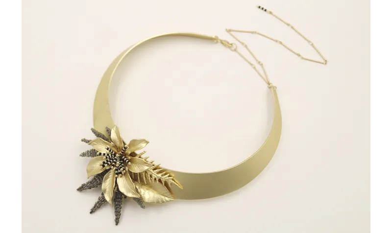 Collar lamina rigida con flor con palitos de miyuk