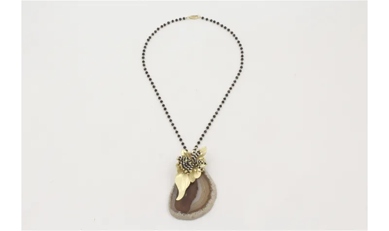 Collar cadena facetada negra con hoja perforada do