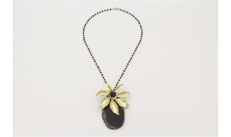 Collar cadena facetada negra con flor 7 pétalos do