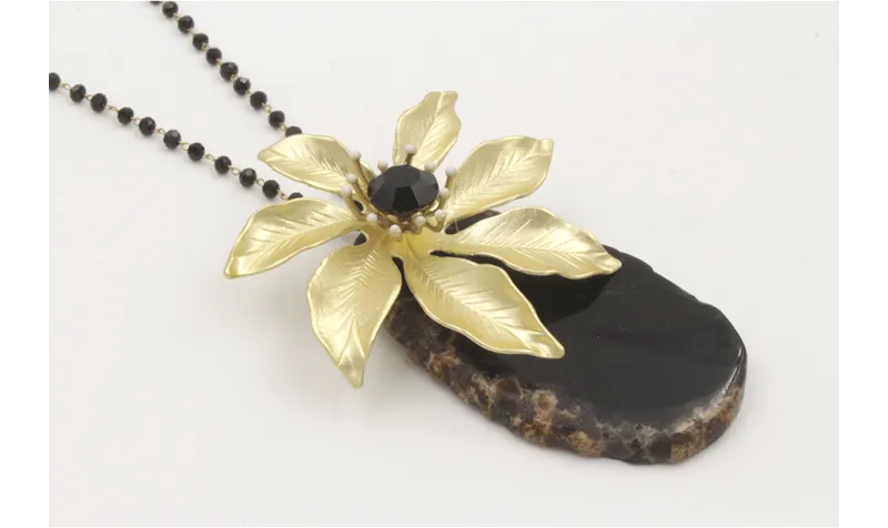 Collar cadena facetada negra con flor 7 pétalos do