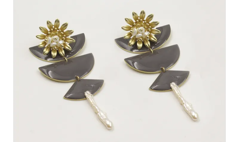 Pendientes perno flor con burruño perlas colgando