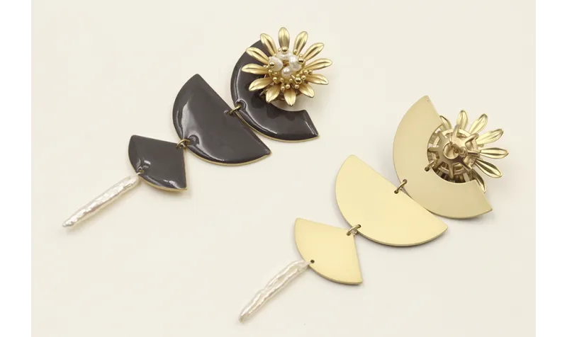 Pendientes perno flor con burruño perlas colgando