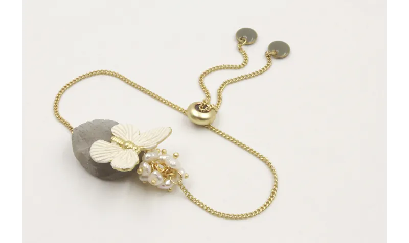 Pulsera eslabón plano dorado mate con flores y bur