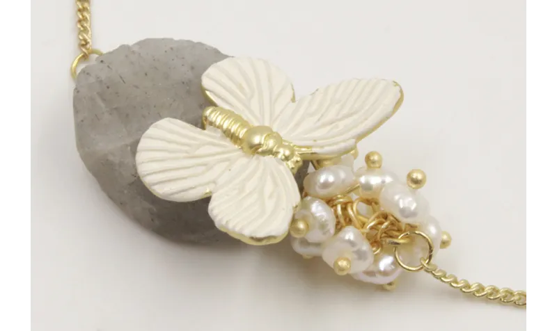 Pulsera eslabón plano dorado mate con flores y bur