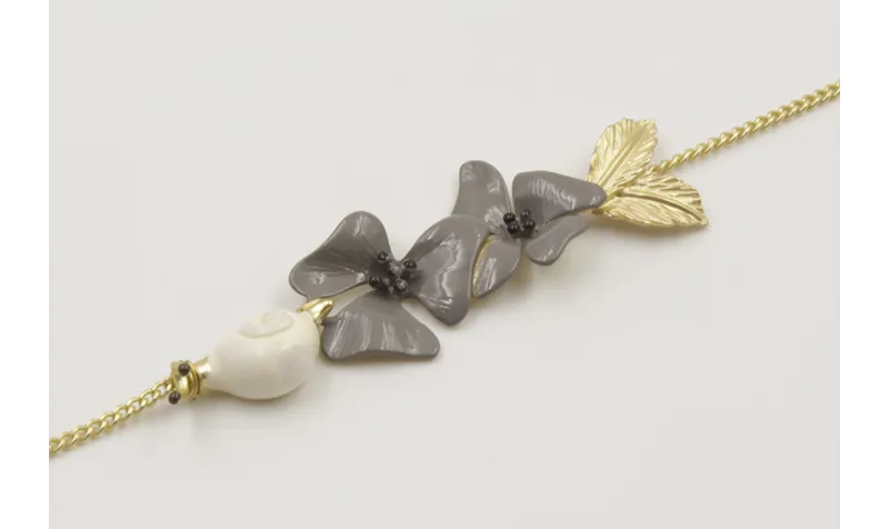 Pulsera eslabón plano dorado mate con caracol esma