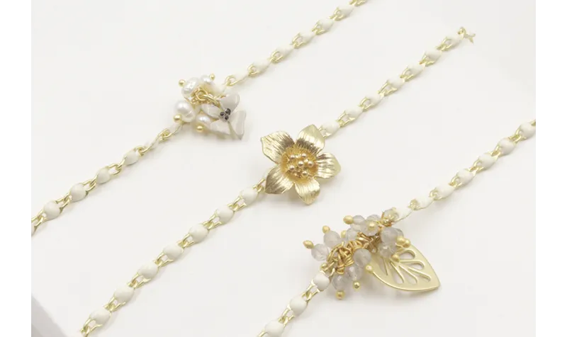 Pulsera cadena esmaltada blanca con flor esmaltada