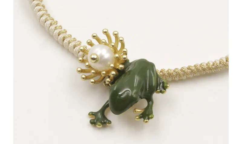 Pulsera hilo con nudo serpiente mitad crema mitad 