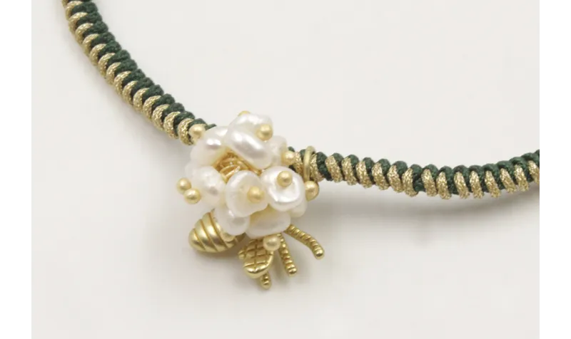 Pulsera hilo con nudo serpiente mitad verde mitad 