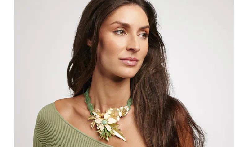 Collar piedras verdes con centro de flores y hojas