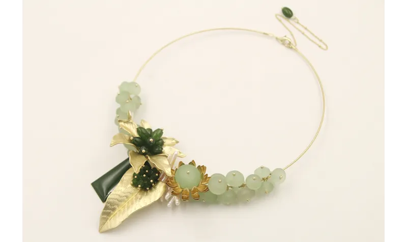 Collar rigido con piedras verdes, flor dorado amte