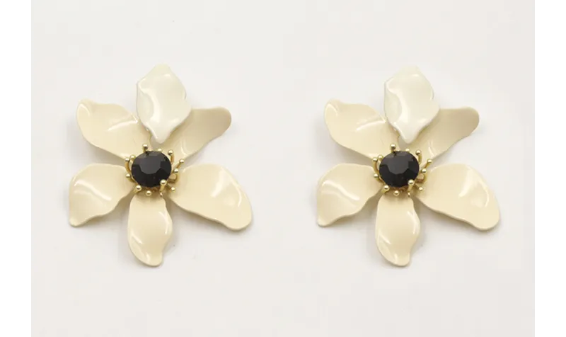 Pendiente flor esmlatada beige con brillo negro. L