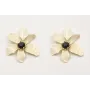 Pendiente flor esmlatada beige con brillo negro. L