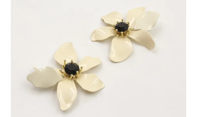 Pendiente flor esmlatada beige con brillo negro. L