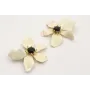 Pendiente flor esmlatada beige con brillo negro. L