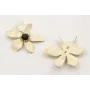 Pendiente flor esmlatada beige con brillo negro. L