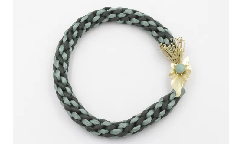 Collar seda verde claro y oscuro con nudo kumihimo