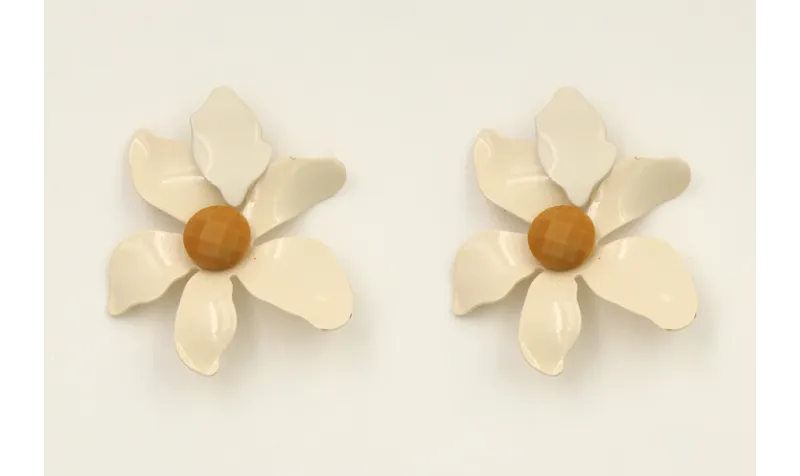 Pendinetes flor esmaltada beige con brillo mostaza