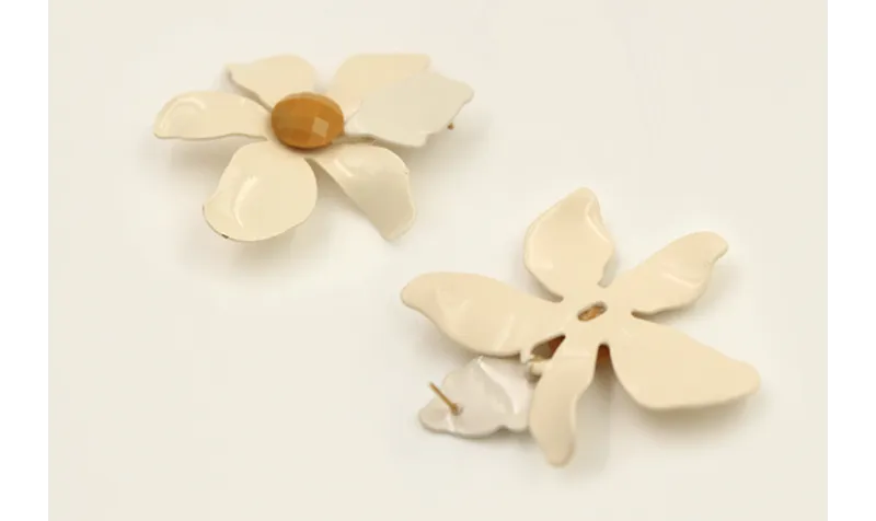 Pendinetes flor esmaltada beige con brillo mostaza