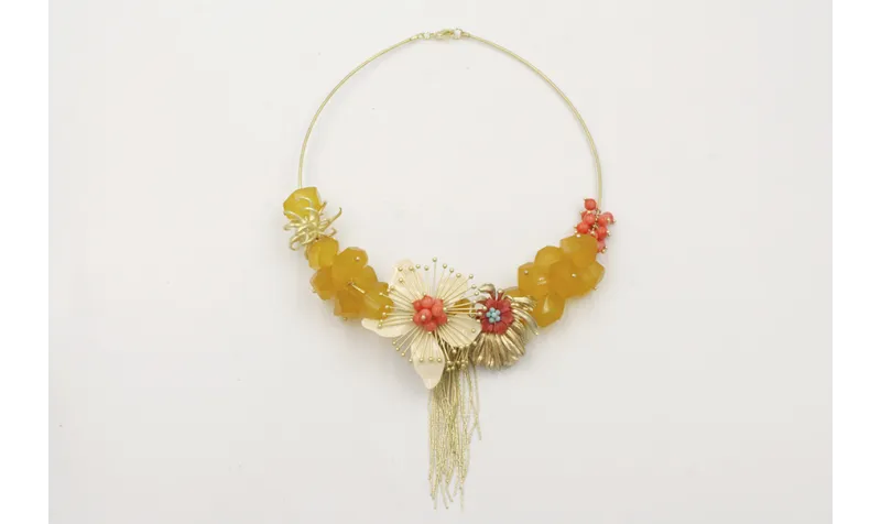 Collar rigido piedras amarillas y coral con flor e