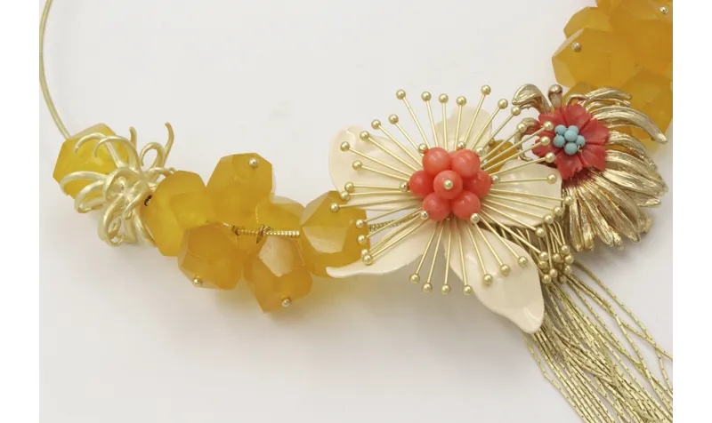 Collar rigido piedras amarillas y coral con flor e
