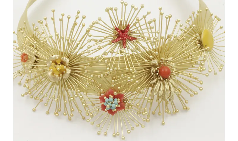 Collar lámina con soles destelleantes dorados mate