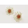 Pendientes pegados al lóbulo con sol destelleante 