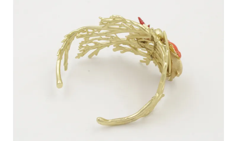 Brazalete coral dorado mate con semicirculo mostaz