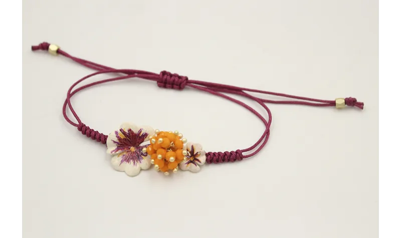 Pulsera hilo granate con nudo serpiente centro tri