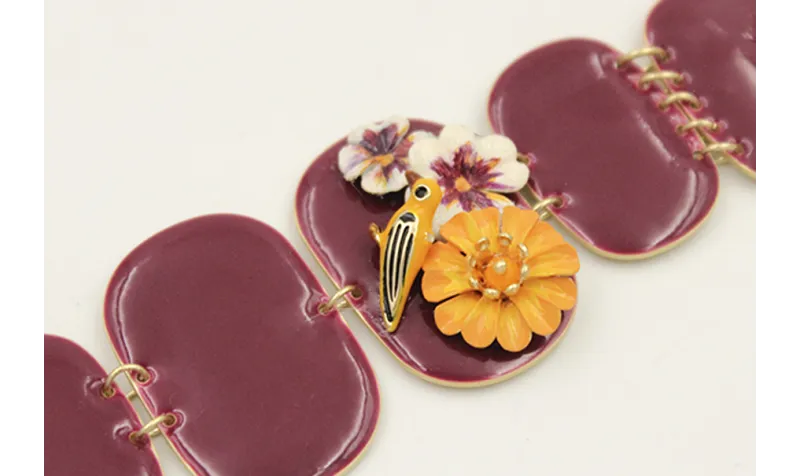 Pulsera rectangulos ovalados burdeos con pajarillo